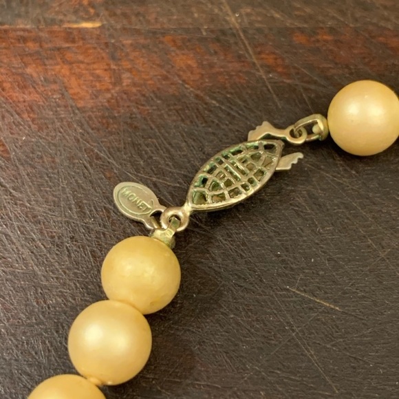 Vintage Signed MONET Ivory Pearl Strand Necklace - Picture 6 of 6